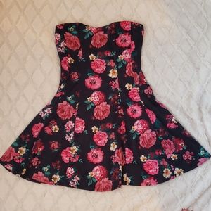 Sleeveless black dress with flowers
